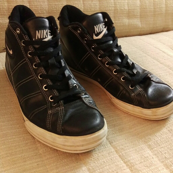 black nike mid tops